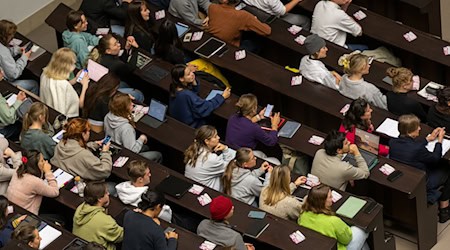 Mehr als die Hälfte der Studiengänge in Berlin sind zulassungsbeschränkt. (Symbolfoto) / Foto: Peter Kneffel/dpa