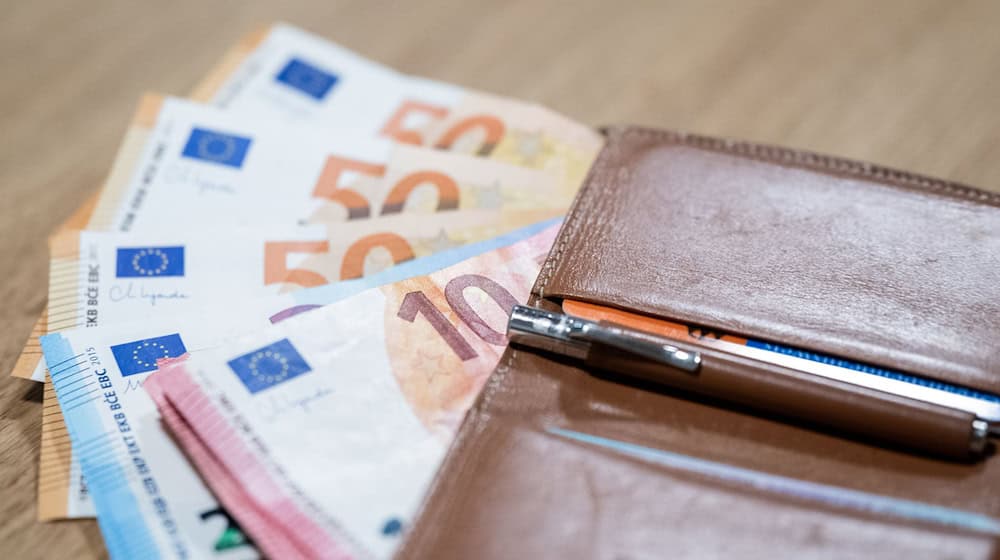 Vielen Menschen in Berlin haben nicht einmal Geld für eine Woche Urlaub im Jahr. (Archivbild) / Foto: Hannes P Albert/dpa
