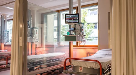 Beschäftigte der Klinik, die nicht Ärzte sind, erhalten nach der Einigung mehr Lohn. (Archivbild) / Foto: Frank Hammerschmidt/dpa