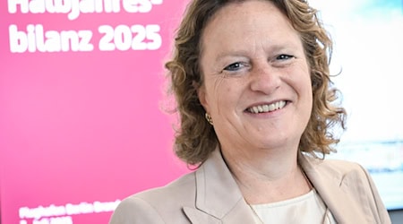 Im ersten Halbjahr 2025 sind etwas mehr Menschen vom und zum Flughafen BER gereist als im Vorjahreszeitraum.  / Foto: Jens Kalaene/dpa
