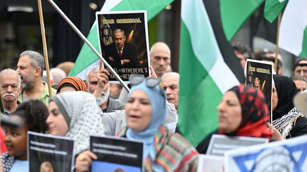 Mehrere hundert Menschen haben in Berlin bei einer propalästinensischen Demonstration gegen das Vorgehen Israels im Gaza-Krieg protestiert. / Foto: Soeren Stache/dpa