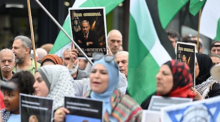 Mehrere hundert Menschen haben in Berlin bei einer propalästinensischen Demonstration gegen das Vorgehen Israels im Gaza-Krieg protestiert. / Foto: Soeren Stache/dpa