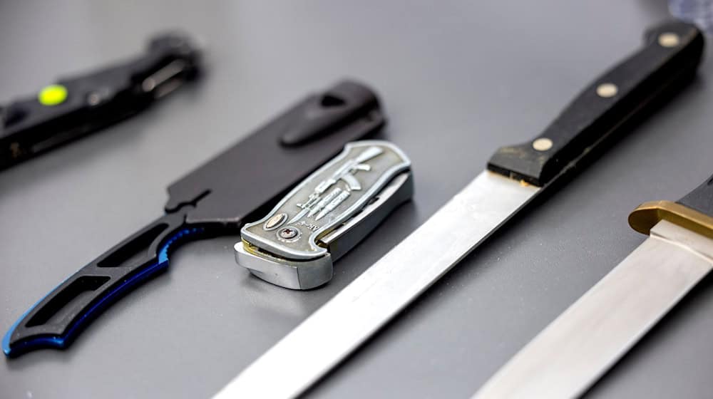 In den Berliner U- und S-Bahnen, Bussen und Trams sind in Zukunft Messer und andere Waffen grundsätzlich verboten. (Symbolbild) / Foto: Thomas Banneyer/dpa