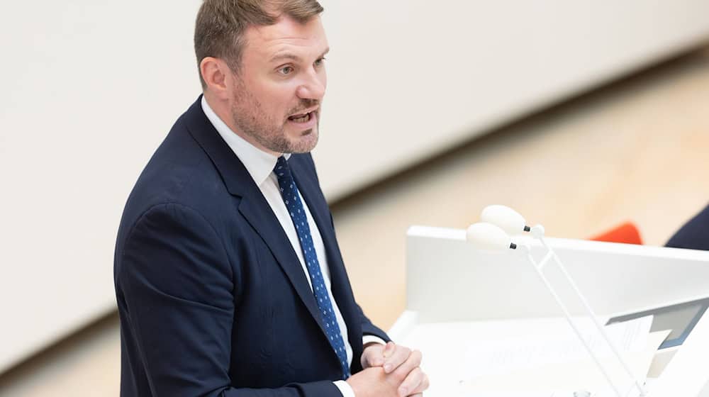 Brandenburgs Wirtschaftsminister Daniel Keller (SPD) hält Stabilität und Weltoffenheit für wichtig für die Unternehmen.  / Foto: Hannes P. Albert/dpa