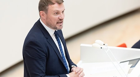 Brandenburgs Wirtschaftsminister Daniel Keller (SPD) hält Stabilität und Weltoffenheit für wichtig für die Unternehmen.  / Foto: Hannes P. Albert/dpa