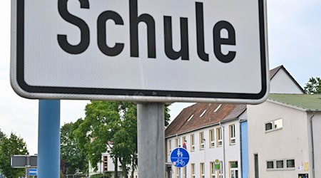 Brandenburgs Bildungsminister Steffen Freiberg (SPD) setzt gegen Rechtsextremismus an Schulen auch auf die Jugendverbände (Archivbild). / Foto: Patrick Pleul/dpa