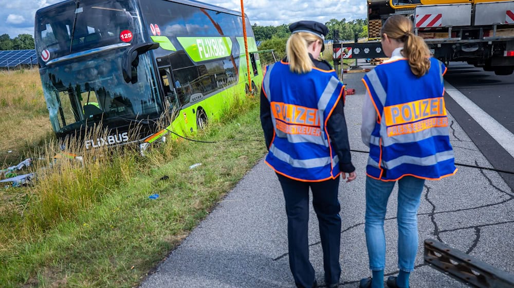 Von den Verletzten bei dem Busunfall auf der Autobahn 19 im Landkreis Mecklenburgische Seenplatte schwebte laut damaligen Polizeiangaben schon vergangenes Wochenende keiner in Lebensgefahr. / Foto: Jens Büttner/dpa