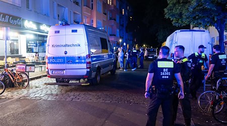 Die Polizei war am Samstagabend mit großem Aufgebot in Gesundbrunnen im Einsatz.  / Foto: Christophe Gateau/dpa