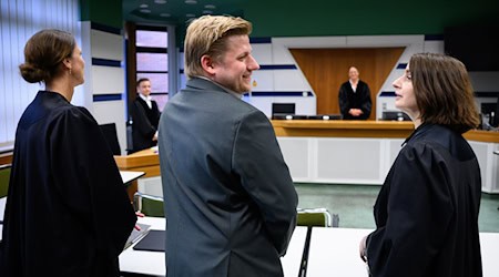 Vor dem Amtsgericht: El Hotzo und seine Anwältinnen / Foto: Bernd von Jutrczenka/dpa