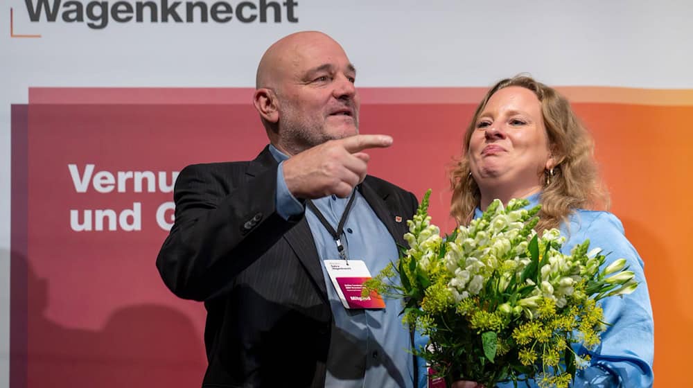 Führungswechsel beim BSW in Brandenburg: Friederike Benda ist nach dem Rückzug von Robert Crumbach (links) zur neuen Landesvorsitzenden gewählt worden.  / Foto: Soeren Stache/dpa