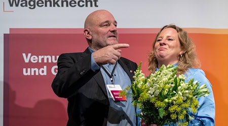 Führungswechsel beim BSW in Brandenburg: Friederike Benda ist nach dem Rückzug von Robert Crumbach (links) zur neuen Landesvorsitzenden gewählt worden.  / Foto: Soeren Stache/dpa