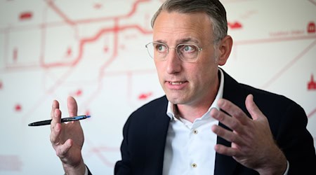 Der neue Chef des Verkehrsverbunds Berlin-Brandenburg sieht für kommendes Jahr höhere Ticketpreise auf die Fahrgäste zukommen. / Foto: Bernd von Jutrczenka/dpa