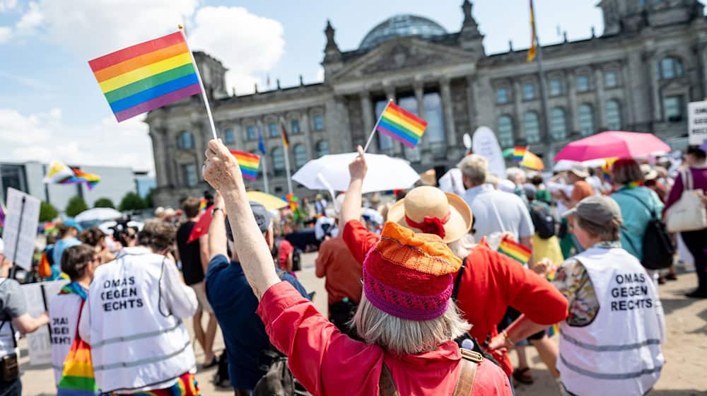 Mehrere hundert Demonstrantinnen und Demonstranten forderten vor dem Reichstagsgebäude das Hissen der Regenbogenfahne beim CSD.  / Foto: Fabian Sommer/dpa
