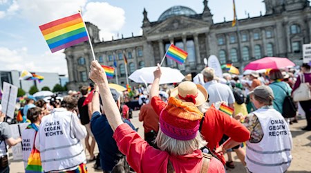 Mehrere hundert Demonstrantinnen und Demonstranten forderten vor dem Reichstagsgebäude das Hissen der Regenbogenfahne beim CSD.  / Foto: Fabian Sommer/dpa