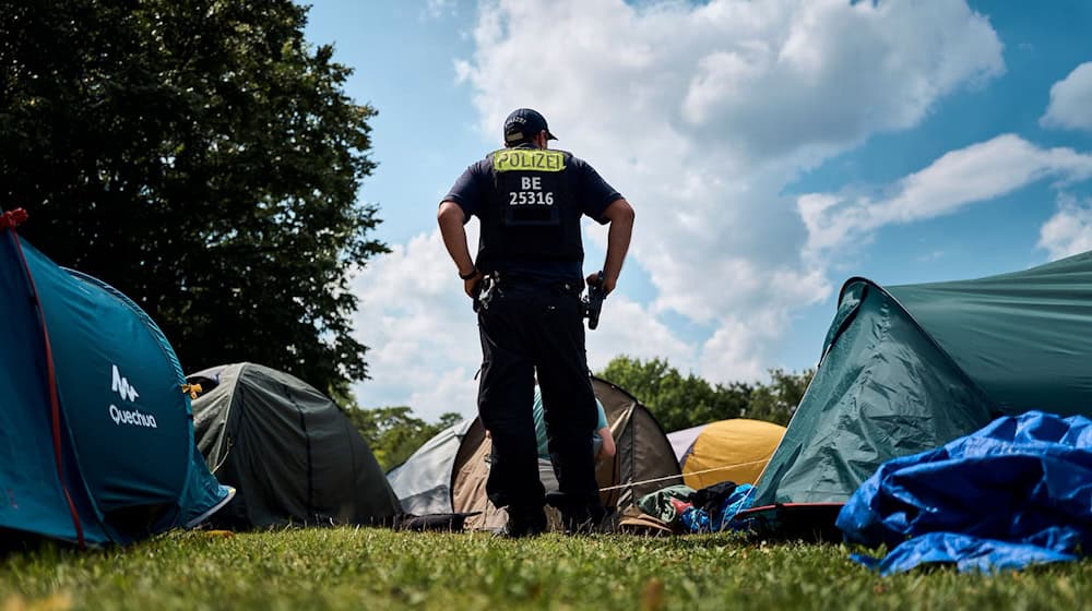 Das Camp musste am Montag auf Anordnung der Polizei umziehen. (Archivbild) / Foto: Michael Ukas/dpa