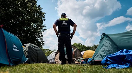 Das Camp musste am Montag auf Anordnung der Polizei umziehen. (Archivbild) / Foto: Michael Ukas/dpa