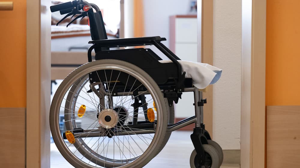 Die Pflege im Heim kostet immer mehr. / Foto: Sebastian Kahnert/dpa