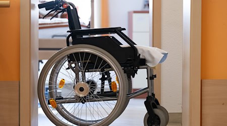 Die Pflege im Heim kostet immer mehr. / Foto: Sebastian Kahnert/dpa