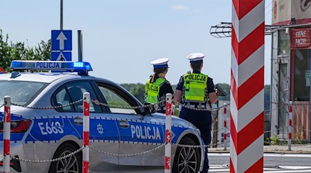 Polnische Polizistinnen stehen am deutsch-polnischen Grenzübergang Stadtbrücke zwischen Frankfurt (Oder) und Slubice. / Foto: Patrick Pleul/dpa