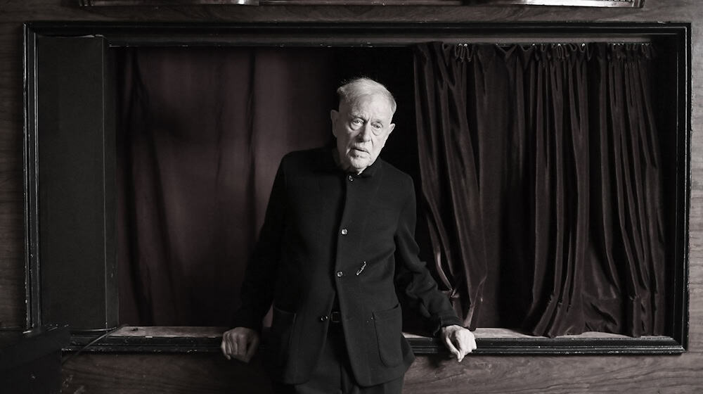 Der Theaterregisseur und Intendant Claus Peymann ist gestorben. (Archivbild) / Foto: Jens Kalaene/dpa