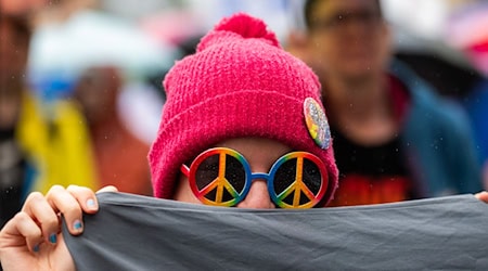 Beim Christopher Street Day sind Menschen in Bernau für Vielfalt und Toleranz auf die Straße gegangen - trotz Dauerregens. / Foto: Christophe Gateau/dpa