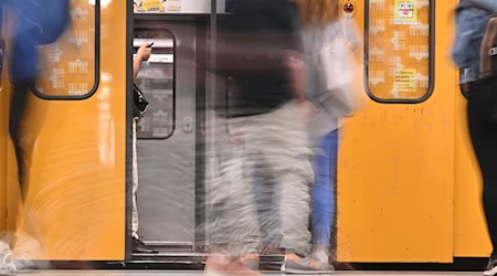 In Bussen und Bahnen dürfen seit heute keine Messer und andere Waffen mehr mitgenommen werden. (Symbolbild) / Foto: Sebastian Christoph Gollnow/dpa