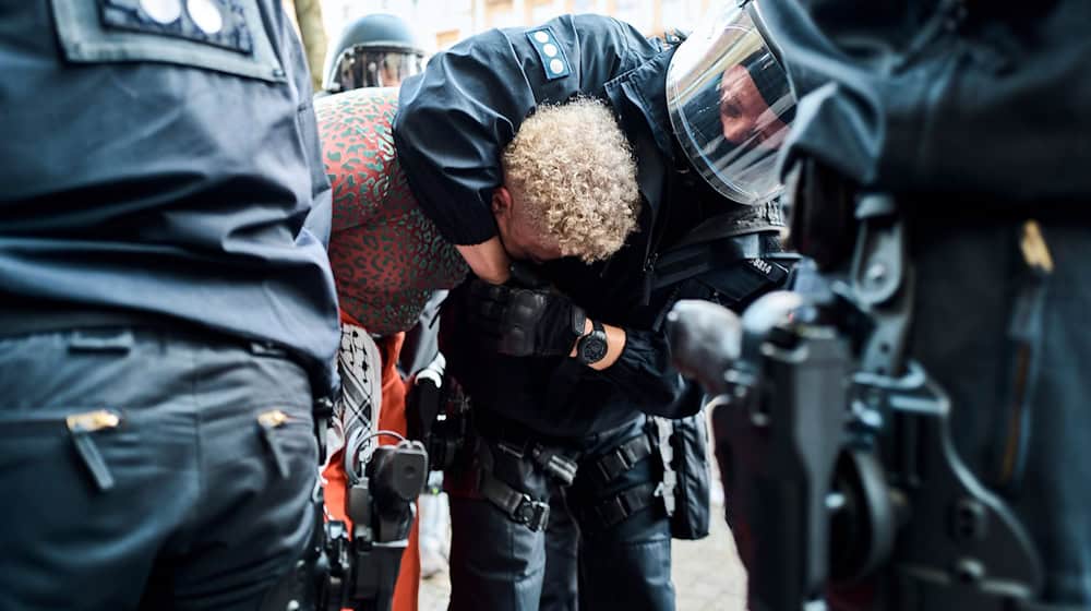 Die Polizei nimmt etliche Demonstranten fest. / Foto: Michael Ukas/dpa