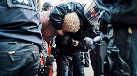 Die Polizei nimmt etliche Demonstranten fest. / Foto: Michael Ukas/dpa