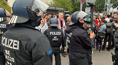 Die Polizei ist bei einer Demonstration gegen die Politik Israels am Checkpoint Charlie im Einsatz. Es kommt laut der Sicherheitsbehörde zu Gewalt gegen Einsatzkräfte. / Foto: Caroline Bock/dpa