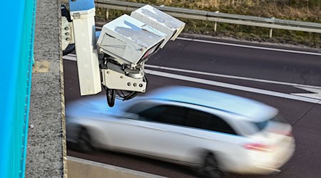 Über 8.000-mal suchte die Polizei letztes Jahr per Kamera nach Kennzeichen gestohlener Autos. (Archivbild)  / Foto: Patrick Pleul/dpa-Zentralbild/ZB