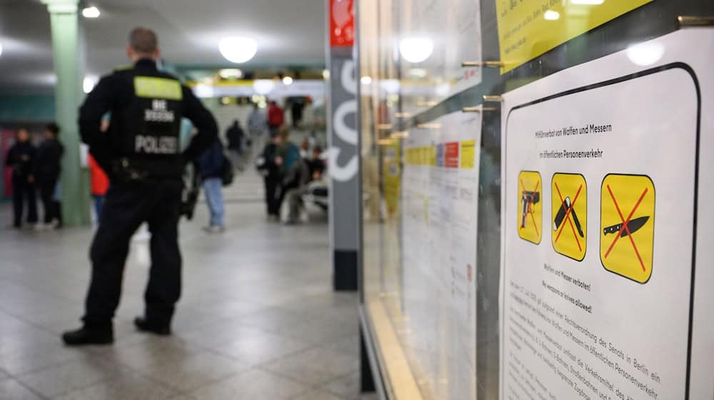 Am ersten Tag des Messer- und Waffenverbots in allen Berliner Bahnen und Bussen beschlagnahmte die Polizei elf Messer (Archivbild). / Foto: Bernd von Jutrczenka/dpa