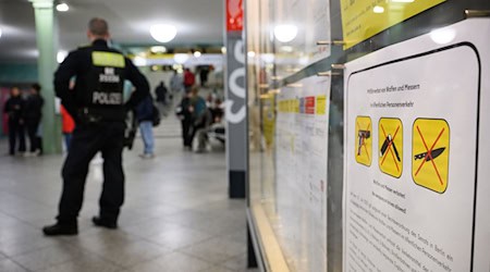Am ersten Tag des Messer- und Waffenverbots in allen Berliner Bahnen und Bussen beschlagnahmte die Polizei elf Messer (Archivbild). / Foto: Bernd von Jutrczenka/dpa