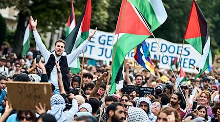 Die Polizei löst die Demonstration vorzeitig auf, später gibt es Kritik der Veranstalter. (Archivbild) / Foto: Michael Ukas/dpa