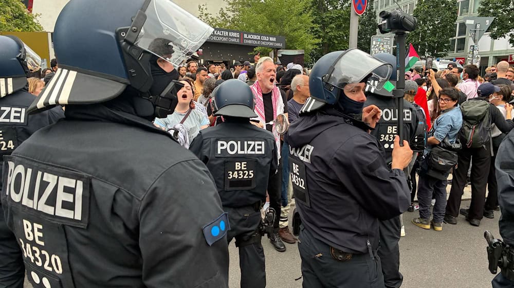 Die Polizei ist bei einer Demonstration gegen die Politik Israels am Checkpoint Charlie im Einsatz.  / Foto: Caroline Bock/dpa