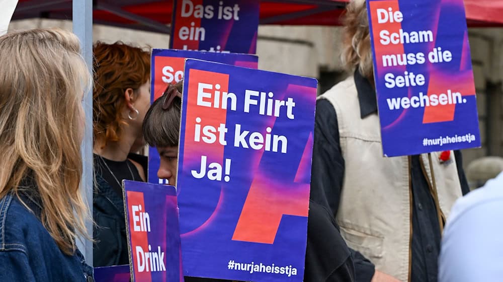 Der 38-jährige Angeklagte wird zu fünfeinhalb Jahre Haft verurteilt. Verschiedene Gruppen demonstrierten im Kontext des Prozesses. / Foto: Jens Kalaene/dpa