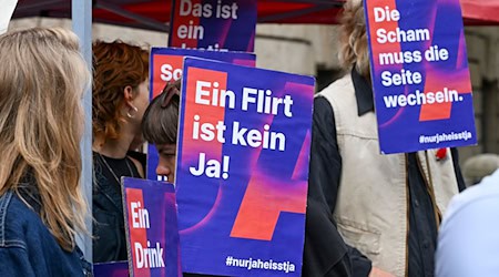 Der 38-jährige Angeklagte wird zu fünfeinhalb Jahre Haft verurteilt. Verschiedene Gruppen demonstrierten im Kontext des Prozesses. / Foto: Jens Kalaene/dpa