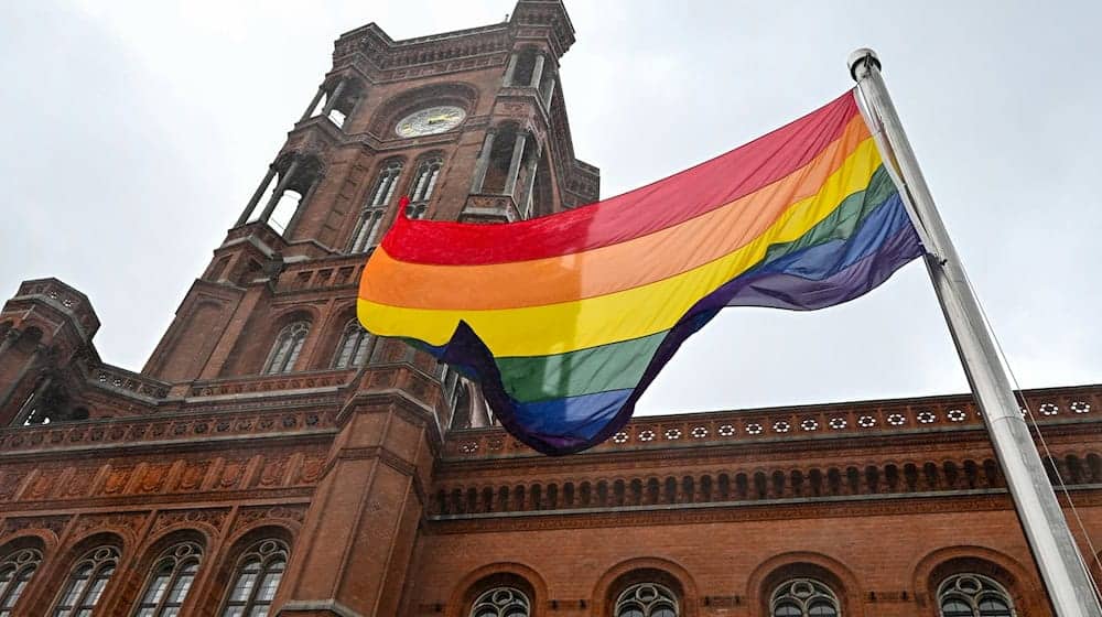 Vor dem Roten Rathaus in Berlin ist die Regenbogenfahne regelmäßig zu sehen. (Archivbild) / Foto: Soeren Stache/dpa