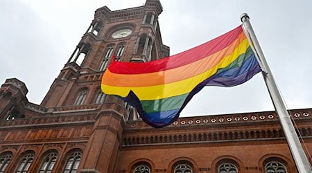 Vor dem Roten Rathaus in Berlin ist die Regenbogenfahne regelmäßig zu sehen. (Archivbild) / Foto: Soeren Stache/dpa
