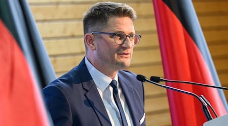 Brandenburgs AfD-Landesvorsitzender René Springer äußert sich zur Frage der Veröffentlichung des Vermerks über die Einstufung der Partei als rechtsextrem. (Archivbild) / Foto: Patrick Pleul/dpa