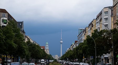 Schauer und dunkle Wolken – In Berlin und Brandenburg bestimmt heute Regenwetter den Tag. (Archivbild) / Foto: Christophe Gateau/dpa