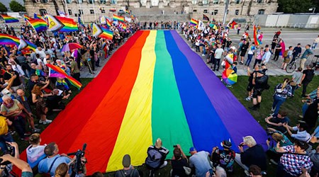 Die Flagge ist 400 Quadratmeter groß. / Foto: Carsten Koall/dpa