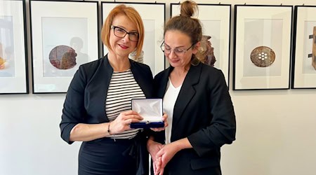 Zwei Enkelinnen erhalten einen Ring ihrer Großmutter zurück, die eine Überlebende des KZ Ravensbrück war. / Foto: -/Mahn- und Gedenkstätte Ravensbrück/dpa