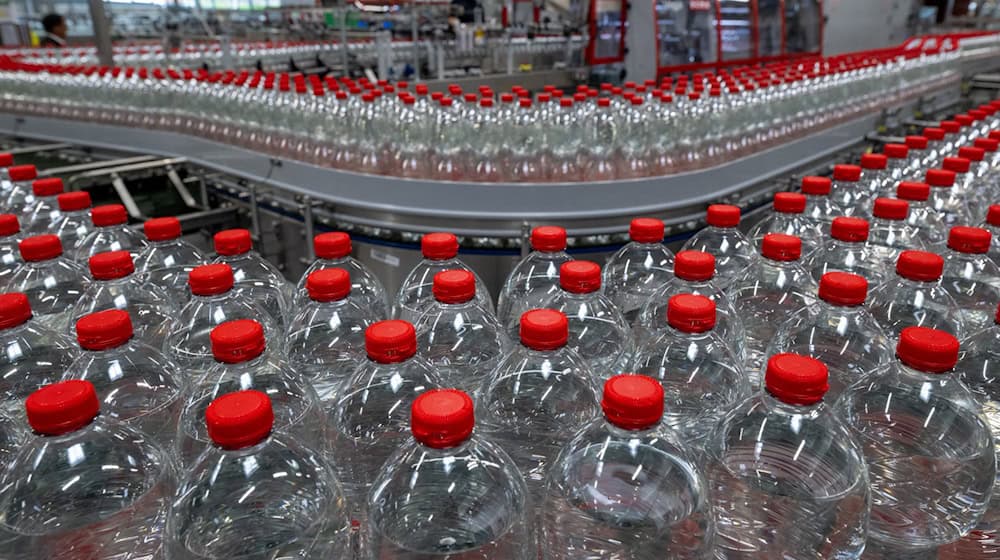 Das Unternehmen Roxane GmbH aus Jessen hat mehrere Mineralwasser wegen Verunreinigung zurückgerufen. (Archivbild) / Foto: Hendrik Schmidt/dpa