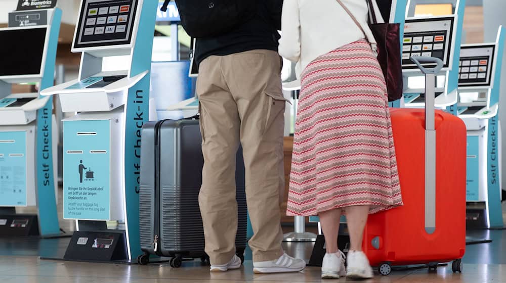Der Flughafen BER rechnet über die Sommerferien mit rund 3,7 Millionen Fluggästen. / Foto: Christophe Gateau/dpa