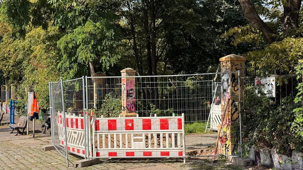 Auf der kleinen Baustelle an einem Eingang des Görlitzer Parks hob ein Bauarbeiter am Mittwoch ein Loch aus.  / Foto: Andreas Rabenstein/dpa