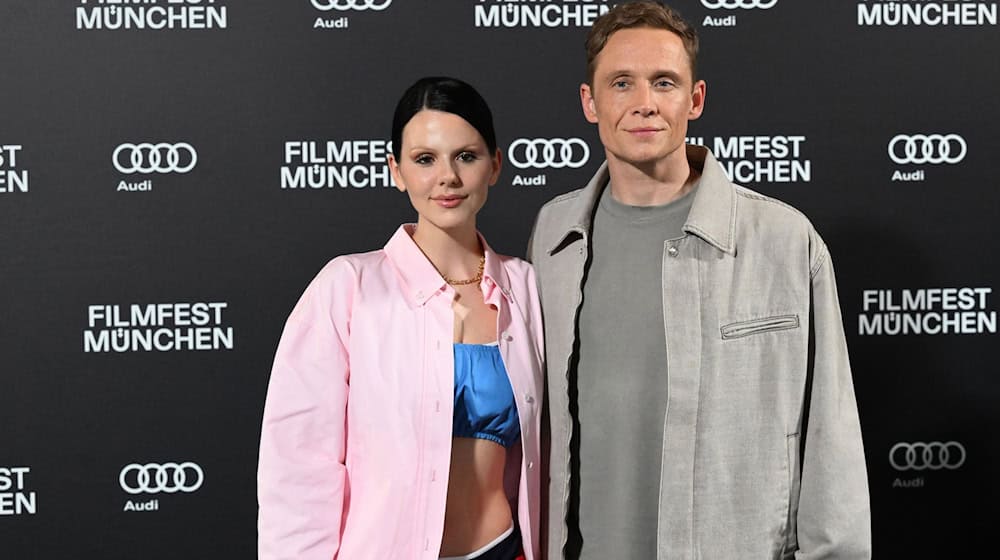Matthias Schweighöfer und Ruby O. Fee vertreiben sich gern auch mal die Zeit zu Hause. (Archivfoto) / Foto: Felix Hörhager/dpa