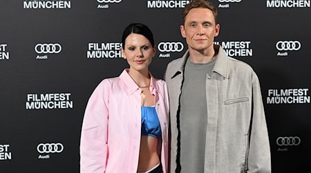 Matthias Schweighöfer und Ruby O. Fee vertreiben sich gern auch mal die Zeit zu Hause. (Archivfoto) / Foto: Felix Hörhager/dpa