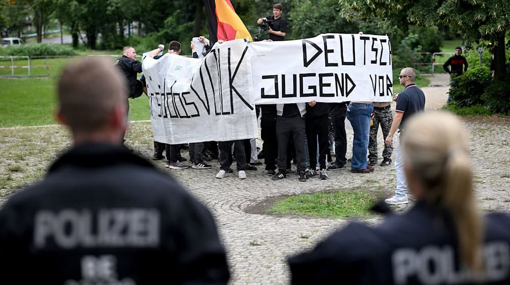 Nach Angaben der Polizei versammelten sich bei rechten Gegendemo etwa 30 bis 50 Personen. / Foto: Bernd von Jutrczenka/dpa
