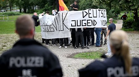 Nach Angaben der Polizei versammelten sich bei rechten Gegendemo etwa 30 bis 50 Personen. / Foto: Bernd von Jutrczenka/dpa