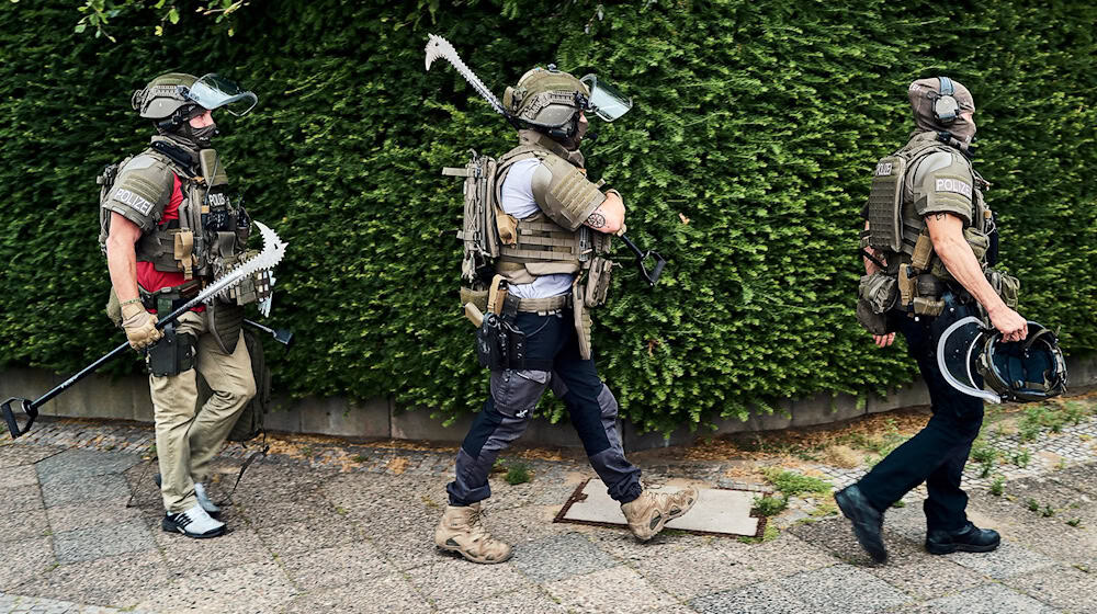 Spezialkräfte der Polizei sind in Berlin-Rudow im Einsatz. / Foto: Michael Ukas/dpa